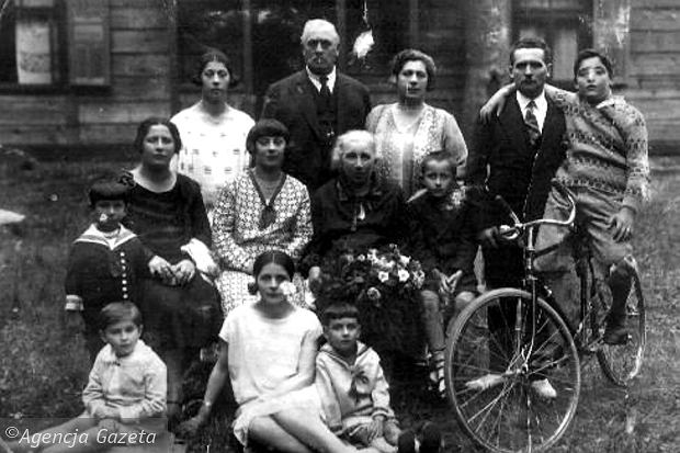 The Eizenman Family, about 1937. Place: Radom-Wolanów. Resources: pracowali-radomradom.wyborcza.pl/radom/56,48201,9274189,tu-zyli-mieszkali-i-scy-zydzi,,22.html